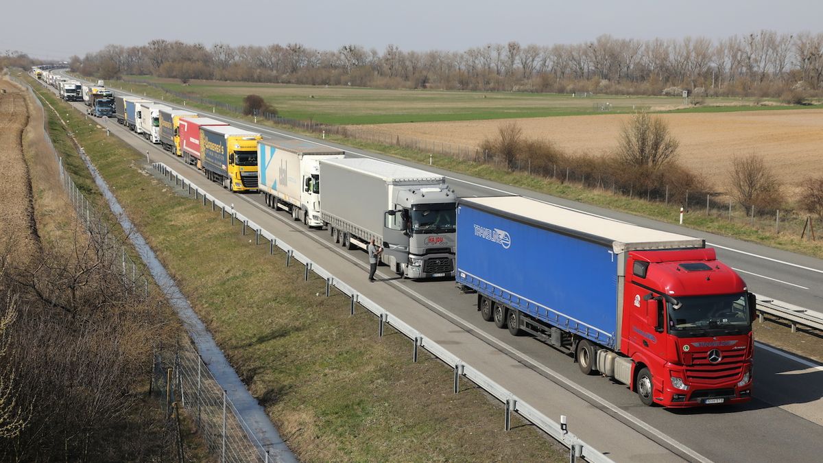 Dálnice D2 je ve směru na Brno u Blučiny uzavřená kvůli havárii kamionu